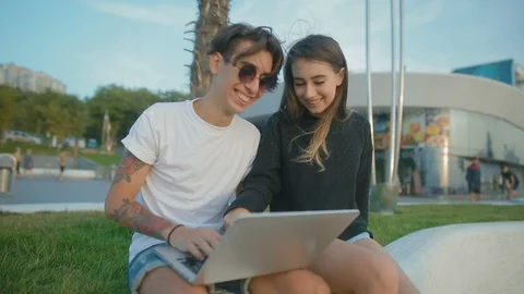 Slow motion young man and woman sit on concrete parapet Video stock 103240463