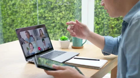 Slow motion zoom in back view : business man talking in video conference 動画素材 139358761