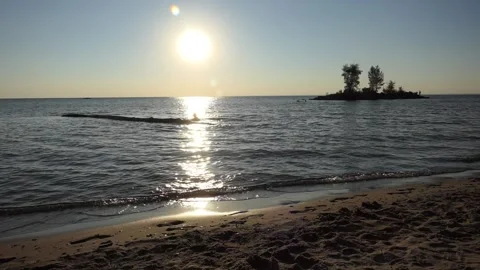 Slow motion.Waves of surf break on the shore. People swim on a log. Vídeos de archivo 136639086