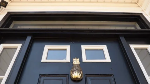 Slow move away from door with Pineapple knocker 스톡 동영상 107265477