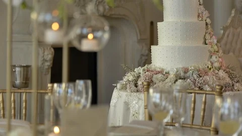 Slow move it towards beautiful wedding cake Video stock 127054094