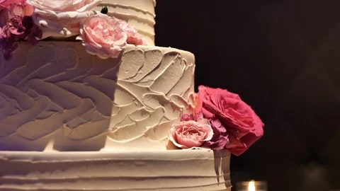 Slow move up large delicious wedding cake 스톡 동영상 114186013