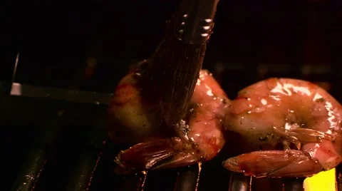 Slow movement of a basting brush trailing over the shrimp 動画素材 68705011