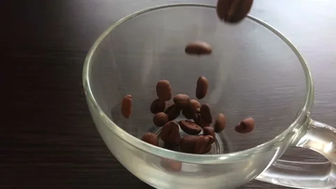 Slow movement of coffee beans falling into a glass 動画素材 88668470