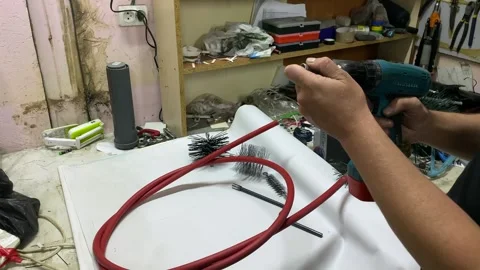 Slow movement of an electric screwdriver in the hands of a master. Vídeos de archivo 253090033