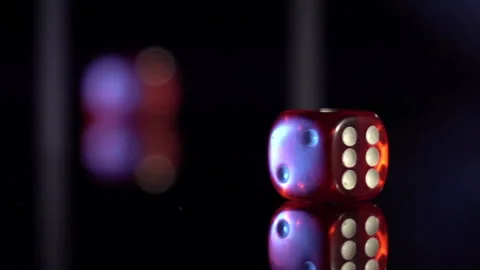 Slow movement of rolling game cubes on the black table.Rolling red casino dice. Vidéo 142119665
