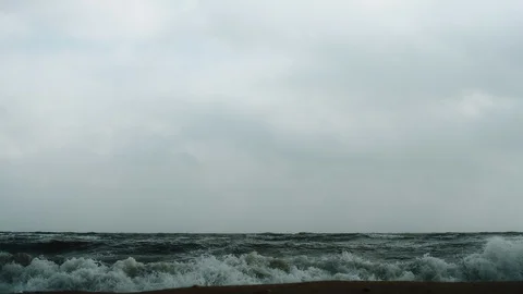 Slow-moving Ocean Waves in overcast weather Video stock 107987164