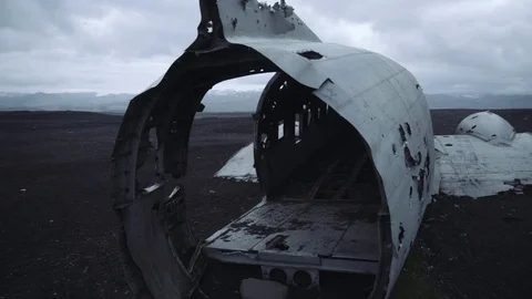 Slow moving shot of crashed abandoned DC3 plane - inside interior Vidéo 72331918