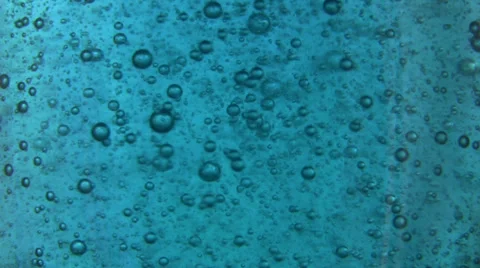 Slow moving small and medium sized  bubbles, rising in thick blue liquid. Vidéo 35062206