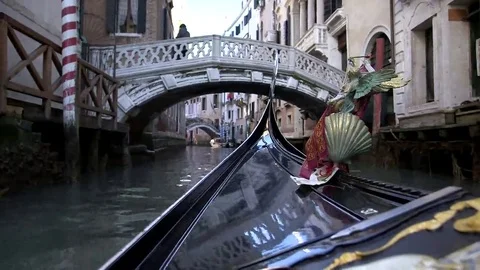 Slow navigation through the canals of Venice Vídeos de archivo 69090362