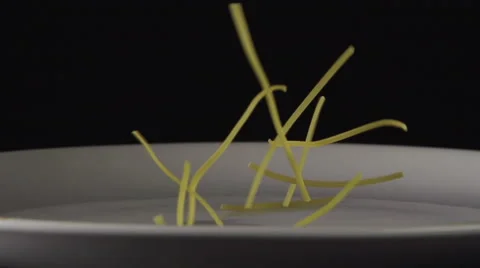 SLOW: A noodles fall on a white dish and dance on it Видео 62425829