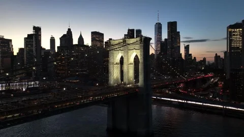 Slow Orbit Left Around the Brooklyn Bridge downtown skyline Vidéo 345290090