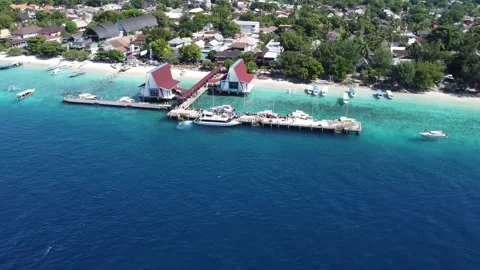 Slow orbit over harbor Vídeo Stock 329611505