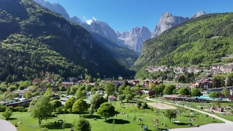 Slow Pan Aerial View of Scenic Mountains and Forest Valley 库存影片 337333751