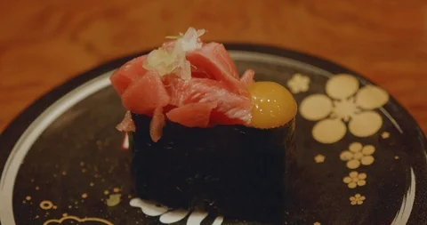 Slow pan around and over fresh tuna sushi served with a raw quail egg Stock-Footage 108864012