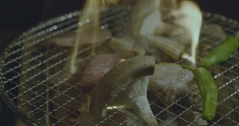 Slow pan around thinly sliced Japanese wagyu beef, green peppers and mushrooms 库存影片 115571477