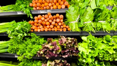 Slow pan of a beautiful fresh produce wall in a retail grocery store Stock Footage 169734588
