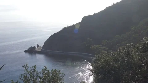 Slow pan from cliffside to ocean 動画素材 76001536