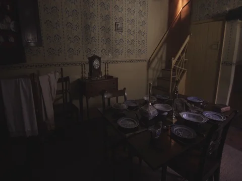 Slow Pan of a Dining Room in a 19th Century Back to Back House Vidéo 71297762