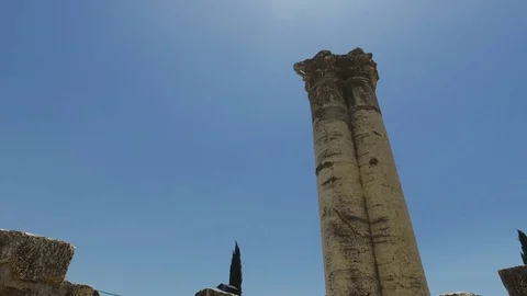 Slow Pan Down of Giant Pillar in Ancient Temple Ruins Видео 77886853