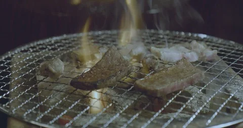 Slow pan down past thinly sliced Japanese wagyu beef, green peppers and mushroom 库存影片 115571559