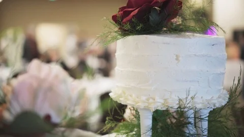 Slow Pan Down a Wedding Cake 스톡 동영상 89004069
