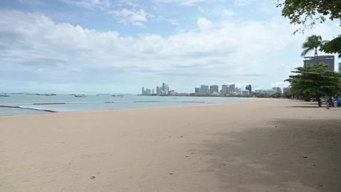 Slow pan of empty Pattaya beach Thailand Stockbeeldmateriaal 158831642