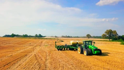 Slow Pan of John Deere 8R Tractor Planting Soybeans after Wheat Harvest 動画素材 91004364