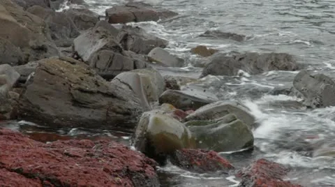 Slow pan left &amp; tilt up of rocky shoreline, Bittangabee Bay NSW Australia 動画素材 11289612
