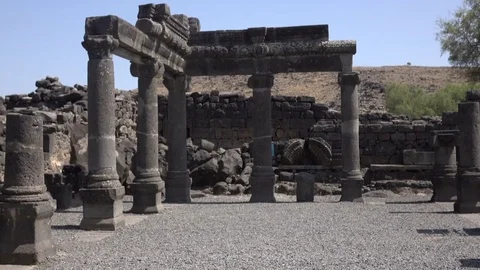Slow Pan Up Tall Columns of Old Temple in Israel Видео 78547638