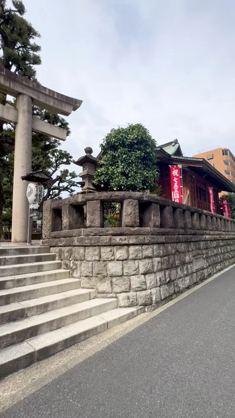 Slow Pan of Torii Gate and  stone wall at Otori Shrine in Tokyo,October 3 2025 Видео 332112696