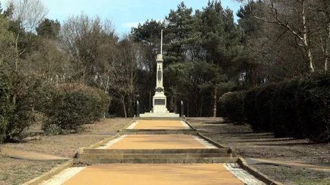Slow pan in to war memorial Stock Footage 85597204