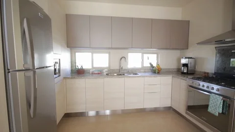 Slow Panning from right to left of modern kitchen 스톡 동영상 115210493