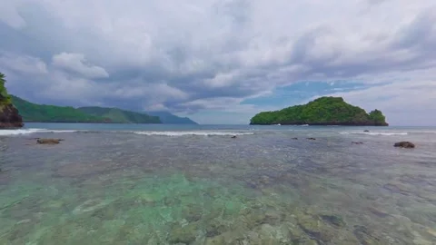 Slow Panning Shot Across Clear Turquoise Sea Vidéo 336178737