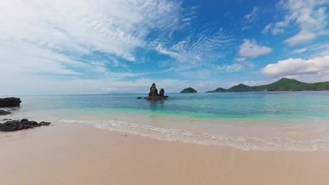 Slow Panning Shot of a Pristine, deserted White Sand Beach Vidéo 336180645