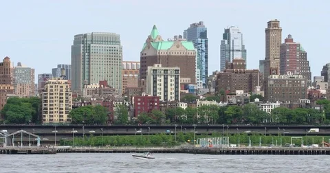 Slow panoramic shot of the Brooklyn. Motor boat goes up East River. Video stock 77521148
