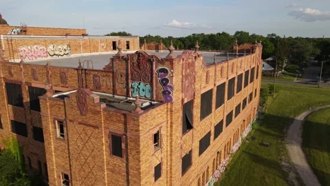 Slow pull-back drone video of abandoned Cooley High School, Slow forward Vidéo 307852190