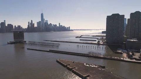 Slow Pull Back Freedom Tower Over Jersey City Waterfront 库存影片 105191652