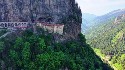 Slow Pullback Revealing Sumela Monastery and Lush Forest Landscape Vídeos de archivo 340430602