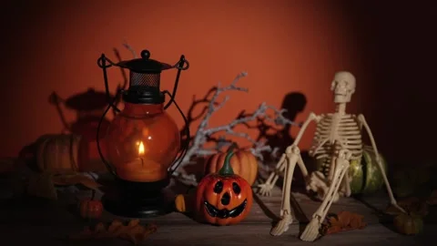 Slow push in on candle lantern, pumpkin and skeleton scene for Halloween pa.. Vídeos de archivo 342378021
