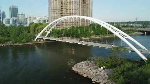 Slow push in of the Humber river pedestrian bridge Stock Footage 163135932