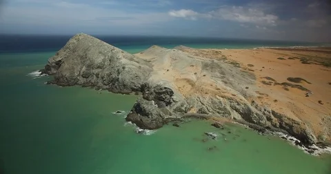 Slow push in over the Pan de Azucar rock formation of Cabo de la Vela desert Vídeos de archivo 72345515