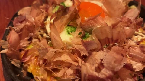 Slow Push In Shot of Okonomiyaki with Dancing Bonito Flakes Vídeos de archivo 333472316