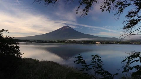 Slow Push In View of Mount Fuji Mirrored In Lake Reflection 스톡 동영상 328130069