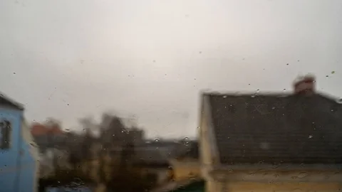 Slow rain on skylight 動画素材 121741524