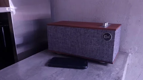 Slow reveal of Klipsch Desktop Stereo, 4K Video stock 262165183