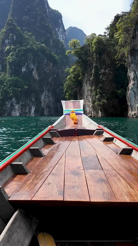 Slow Reveal Of Limestone Cliffs At Cheow Lan Lake In Khao Sok Thailand Stockbeeldmateriaal 335022671