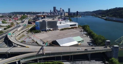 Slow Reverse Aerial Establishing Shot of Pittsburgh Skyline Vidéo 80592583