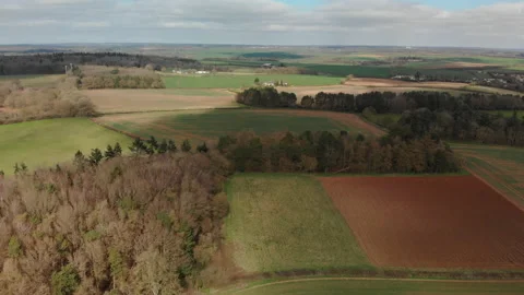 Slow reverse flight over the patchwork of fields in Oxfordshire Video stock 151825309