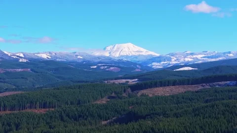 Slow rise over a snowy Mount Saint Helens Stock Footage 341774007